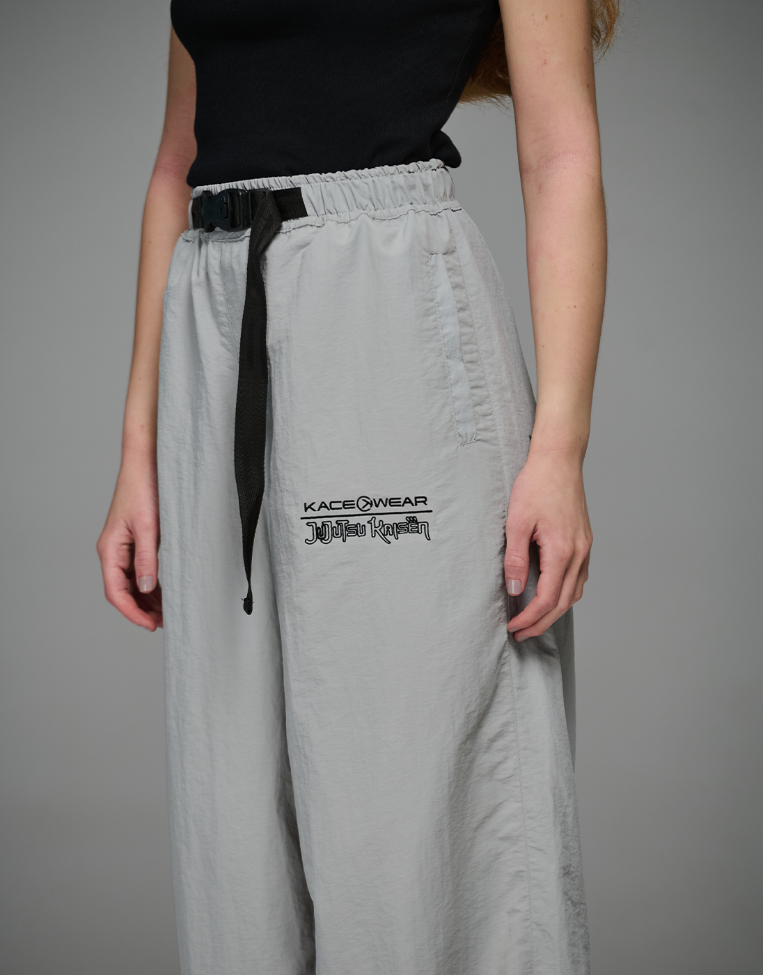Calca Parachute Combat JJK x Kace Wear Cinza Detalhe 3