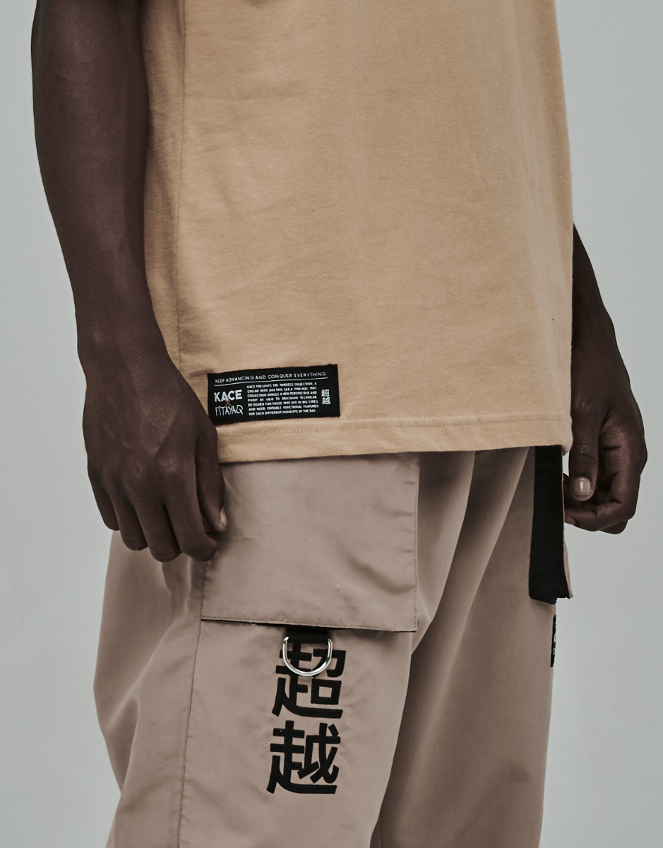 Camiseta Bege Kace x Pitayaq Techwear Masculina Detalhe