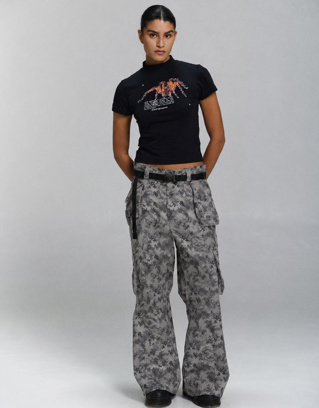 Calça Flare Utilitária Camuflada