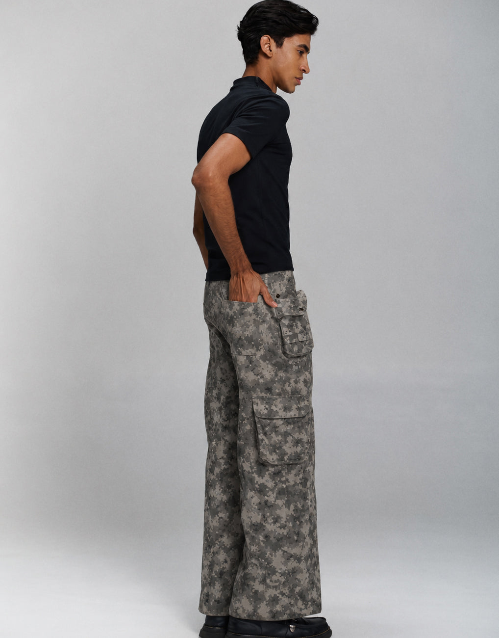 Calça Flare Utilitária Camuflada