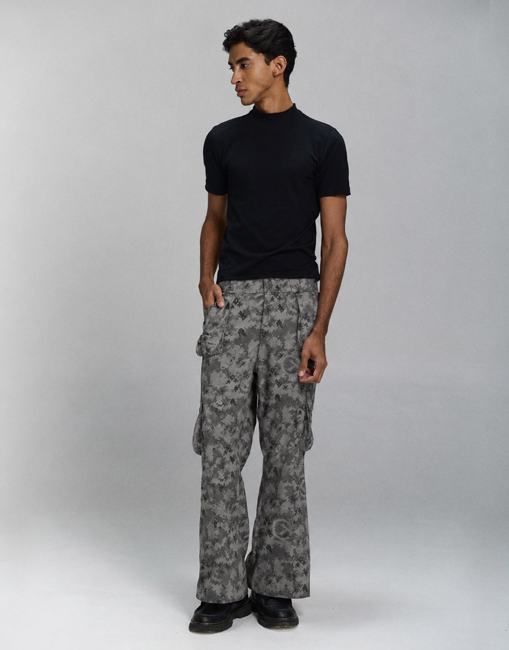 Calça Flare Utilitária Camuflada