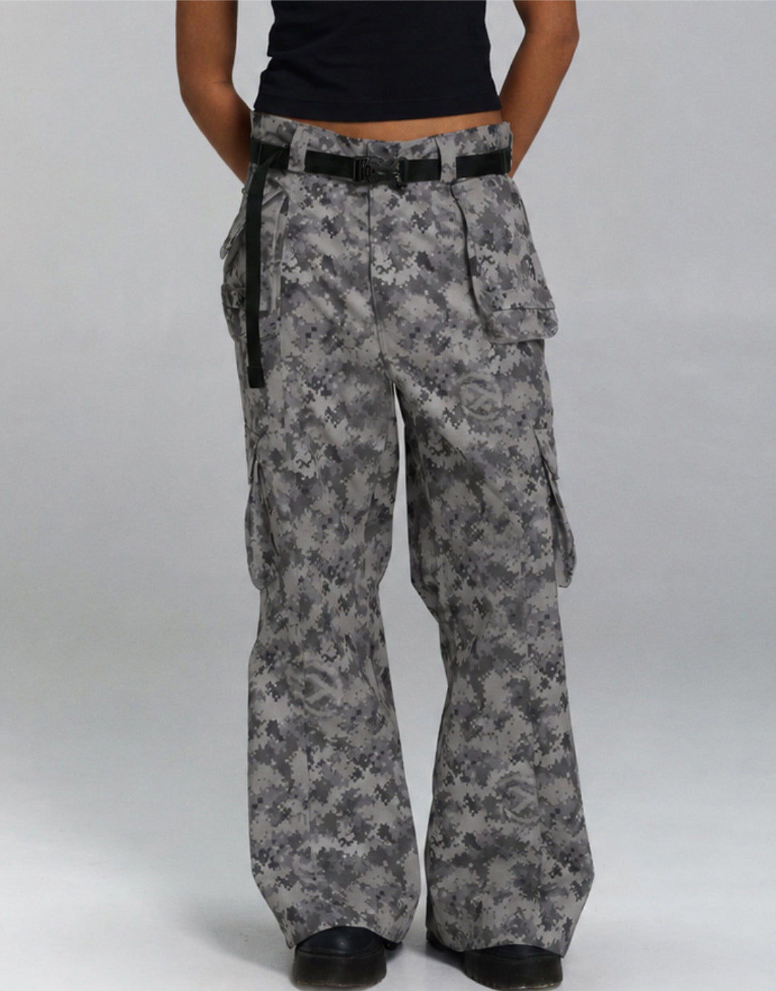Calça Flare Utilitária Camuflada