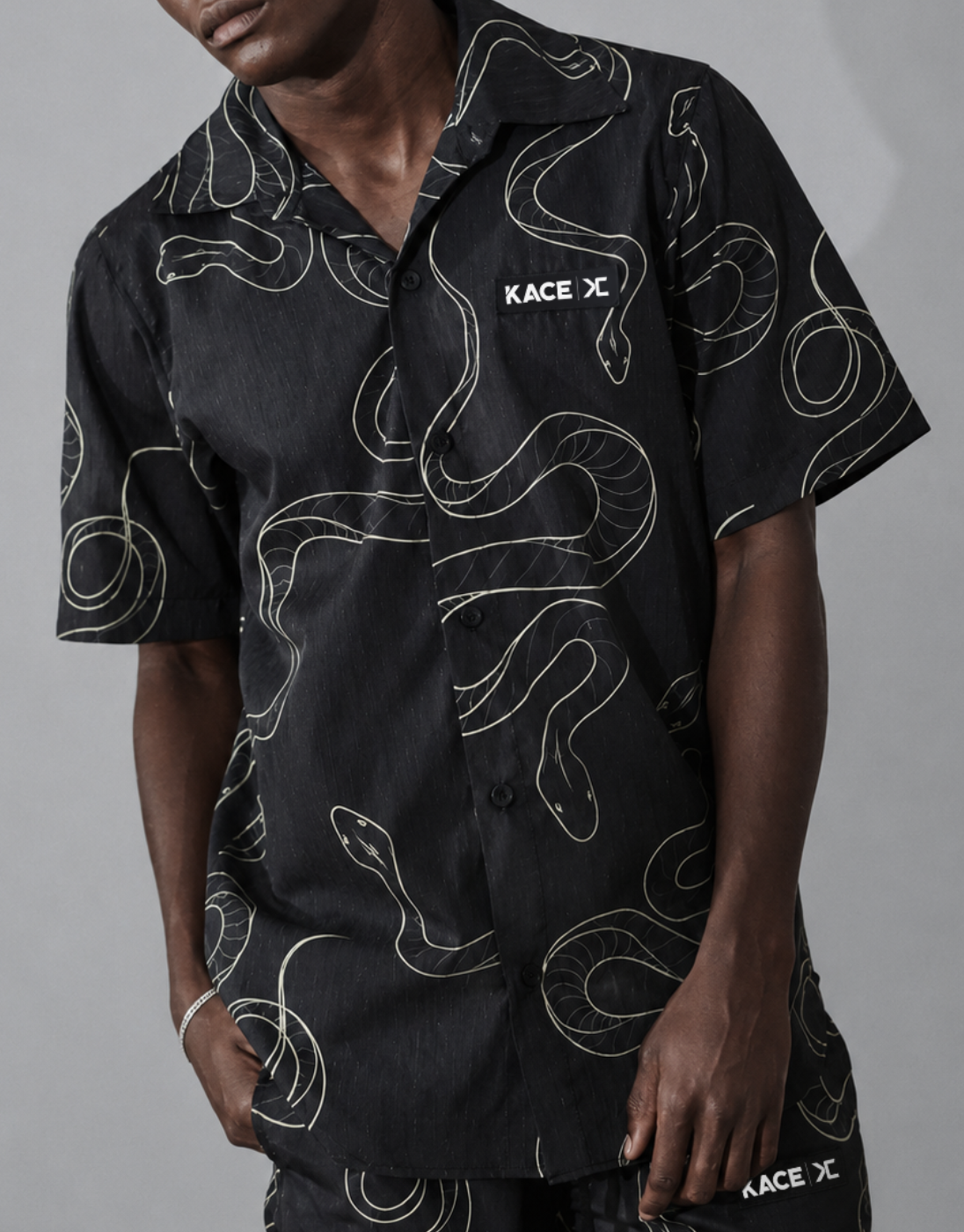 Camisa de Botão Estampada Preta Snake Kace