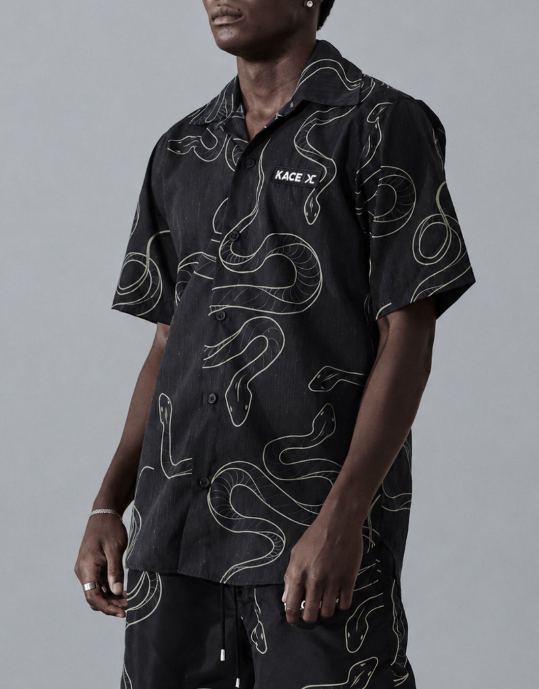 Camisa de Botão Estampada Preta Snake Kace