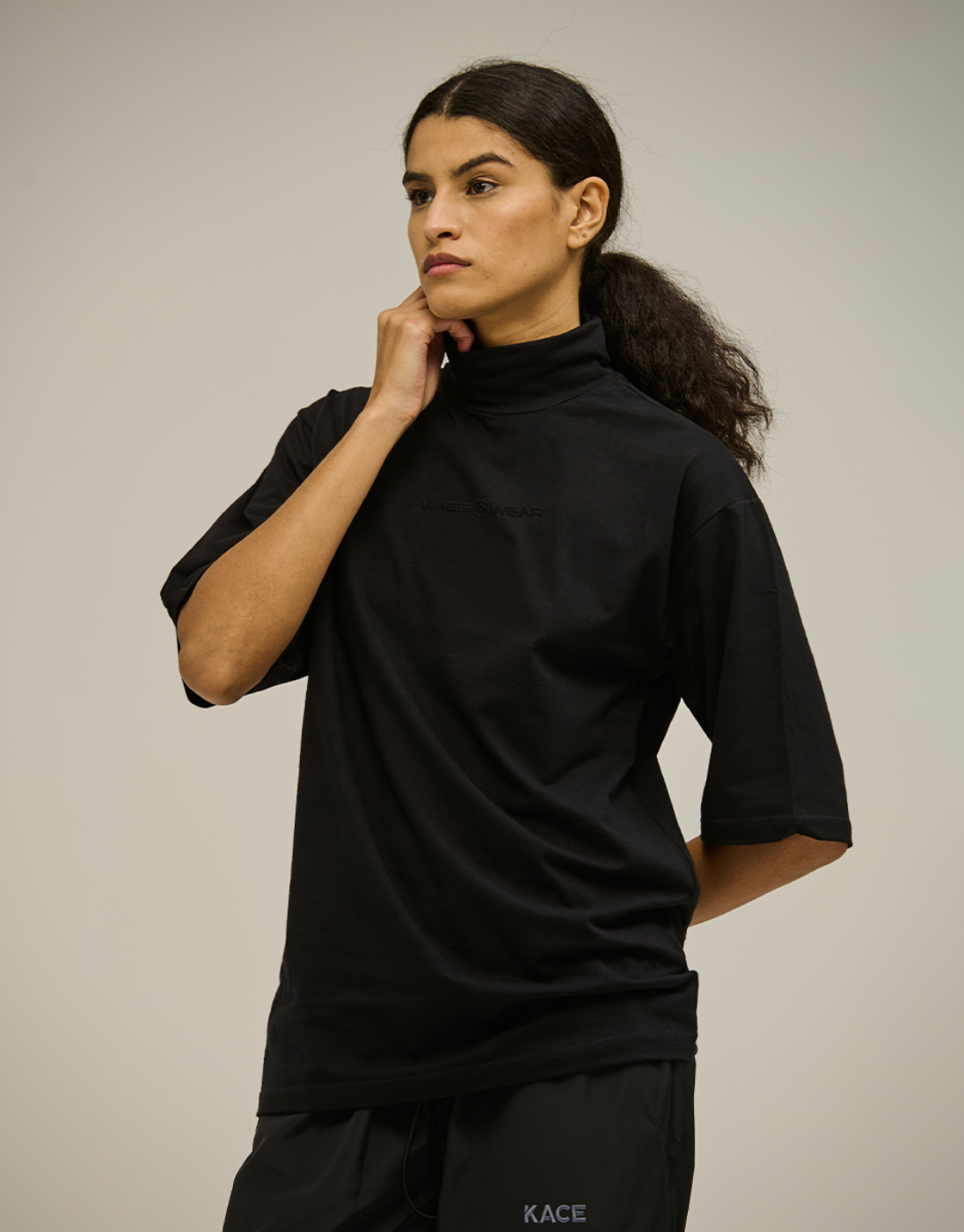 Blusa Gola Alta Oversized Preta Logo Bordado Kace