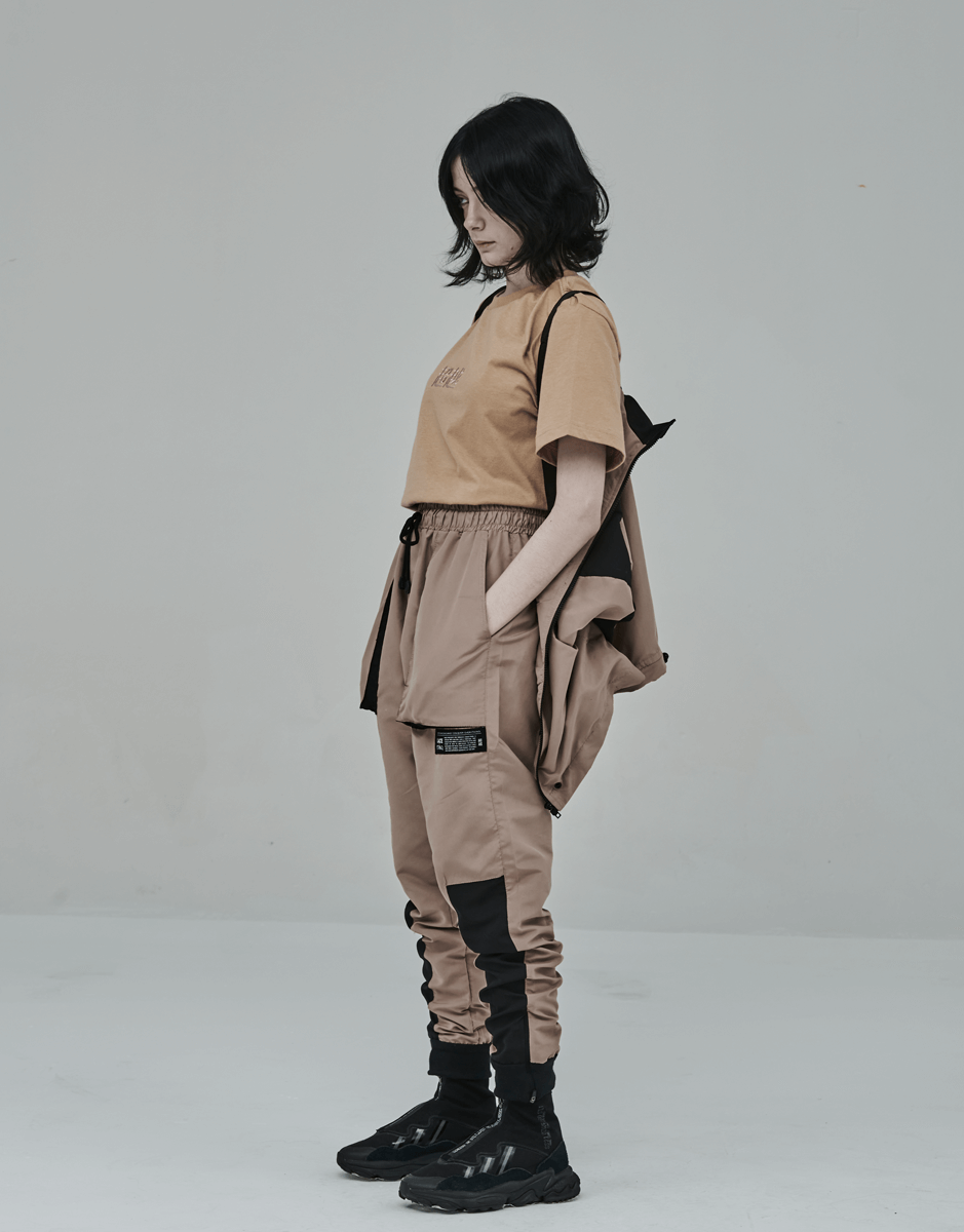 Camiseta Bege Kace x Pitayaq Techwear Feminina Look