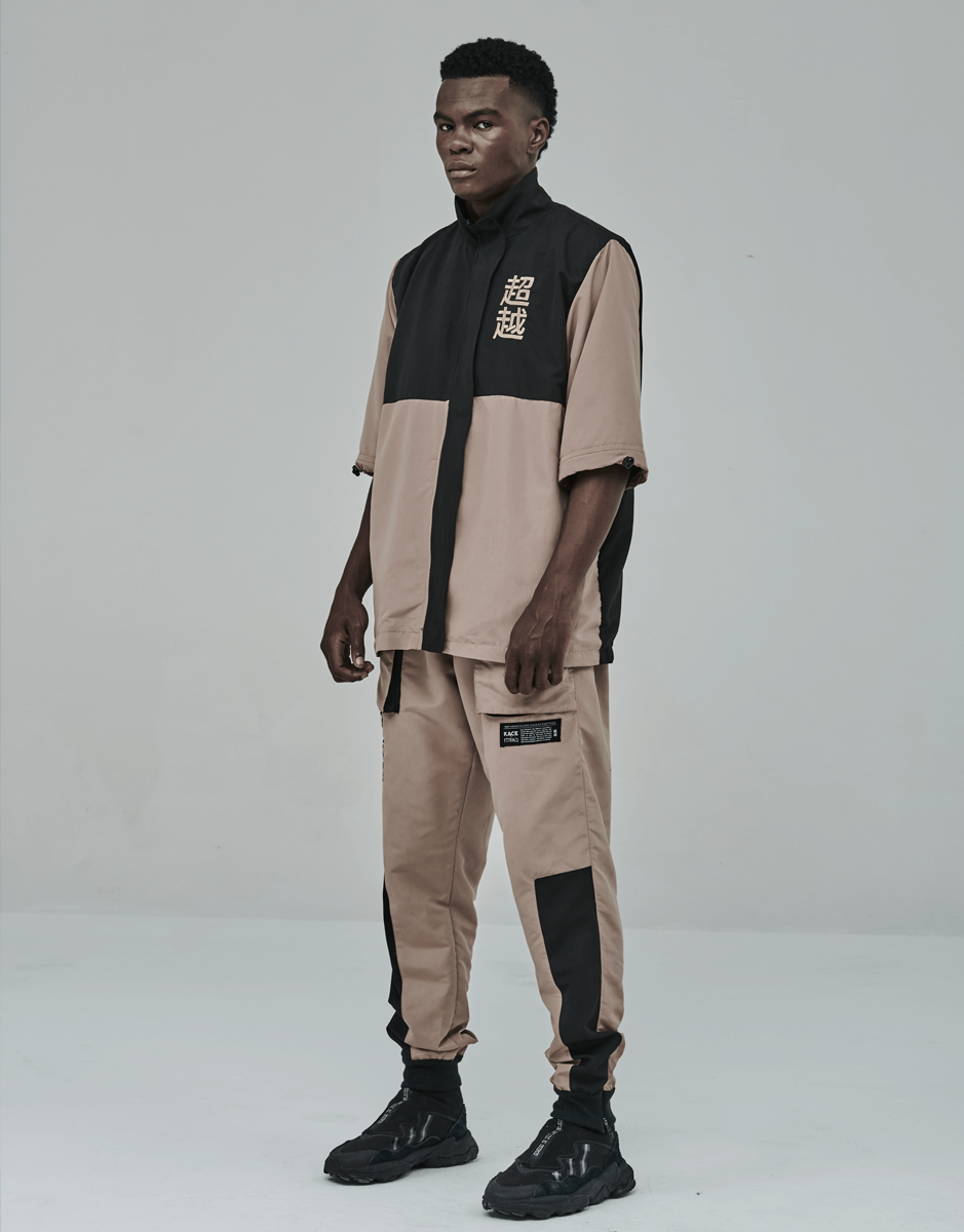 Jaqueta Gola Alta Bege e Preta Kace x Pitayaq KACE